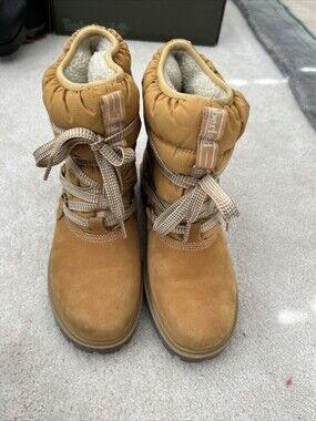 Timberland 650 Women's Tan and Brown Lace Up Boots Size 7.5 VERY NICE